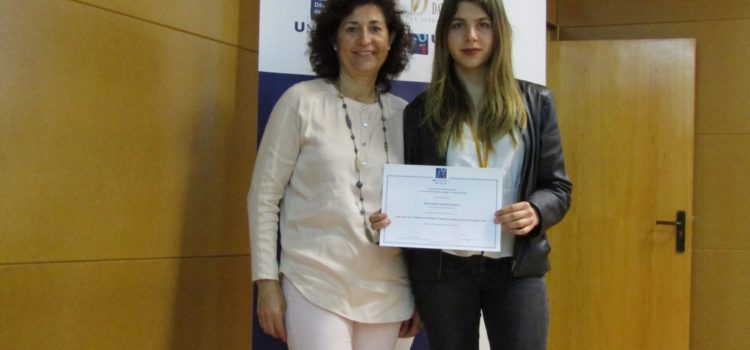 Paula acompañada de su profesora, Lidón Altaba Paula Bosch García de Araoz, clasificada para la Olimpiada Nacional de Economia.