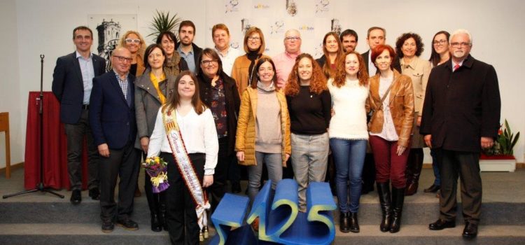 Imposición de insignias de antiguo alumno a profesores. Imposición de insignias de antiguo alumno a profesores.